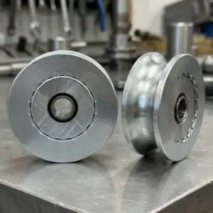 Roda reforçada para portão de correr, resistente e durável.